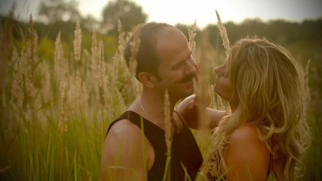 Namiętna i bardzo gorąca sesja w zbożu! Sławomir i Kajra rozbudzili wyobraźnię fanów!
